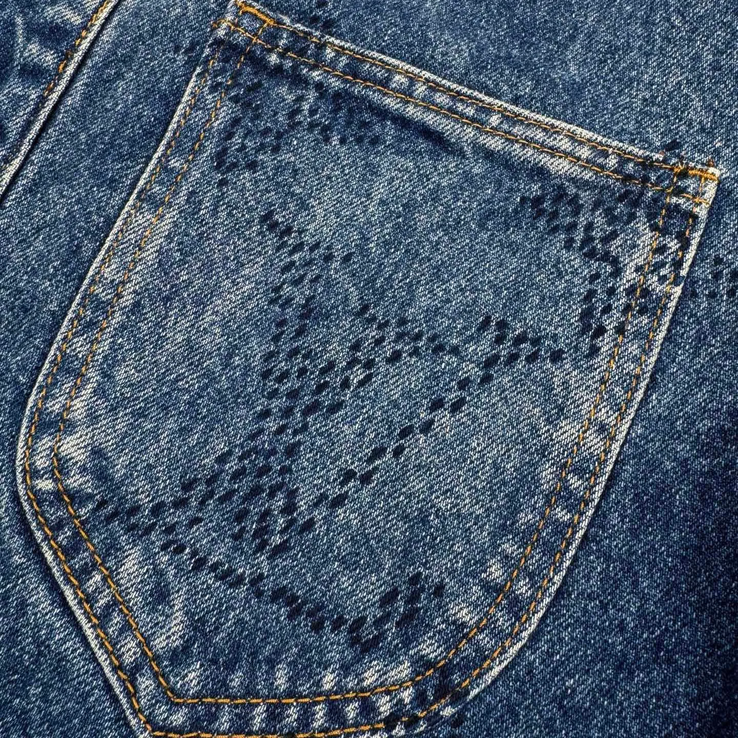 🅿️680 1v 25SS Hubby Gradient Presbyopic Denim Jacket. Original purchase and development for 23,900. The fabric is made of customized indigo thick double-woven cotton. It has high quality and is comfortable and close to the skin. It is based on a subtle gradient from dark blue to light blue. Unique blues artwork. Imperfect perfection. The Monogram Seeds pattern is laid out with a gradient effect. The looming posture quietly emerges and is fully recognizable. The Damier leather label on the back hem is lightly embossed with the LV letters, revealing the noble identity. The longitudinal arrangement of single-breasted buttons becomes the visual guide line, elongating the neck line, adding a delicate buffer between the romance of gradient blue and the toughness of work clothes. The suit is worn for worry-free wear, allowing the wearer to become a walking color narrative. Digital printing technology adopts digital pattern design and prints the pattern directly on the fabric through an inkjet printer to achieve Monogram Seeds operation. The transition is natural. The pattern is clear, using multiple horses and rub sand to rub specific parts with a high-pressure spray gun to achieve a local gradient effect, and then use frosting technology to create a unique texture pattern. The workmanship is extremely complex and time-consuming and labor-intensive. The double process of washing and light frying is to desize and clean the denim material first, and then sand wash to produce a fading effect. The denim jacket is fried through special chemical treatment to give a special contrasting effect. Size:S-M-L-XL